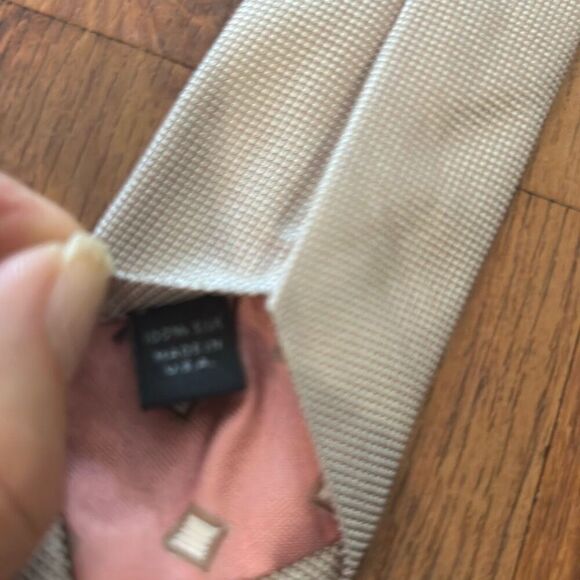 Saks Fifth Avenue pink and taupe printed tie with small squares tie 100% silk - Picture 4 of 6